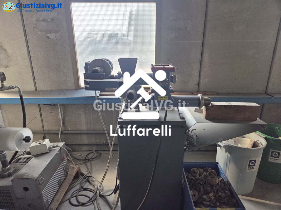 Attrezzature Varie – Il lotto comprende un soppalco da magazzino e diversi macchinari… — foto 6