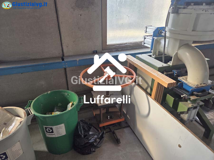 Attrezzature Varie – Il lotto comprende un soppalco da magazzino e diversi macchinari… — foto 3