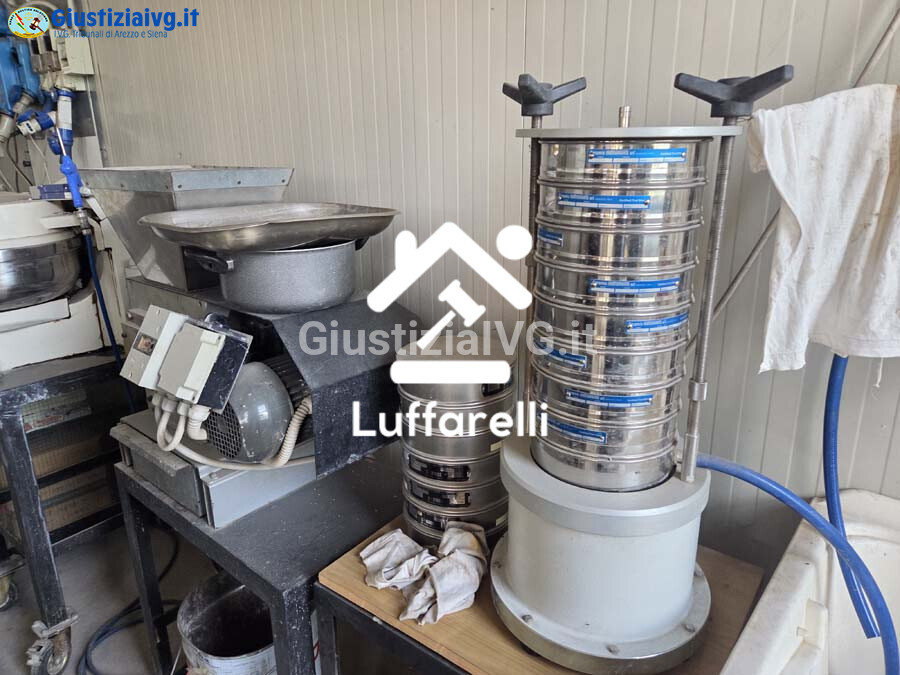 Attrezzature Varie – Il lotto comprende un soppalco da magazzino e diversi macchinari… — foto 8