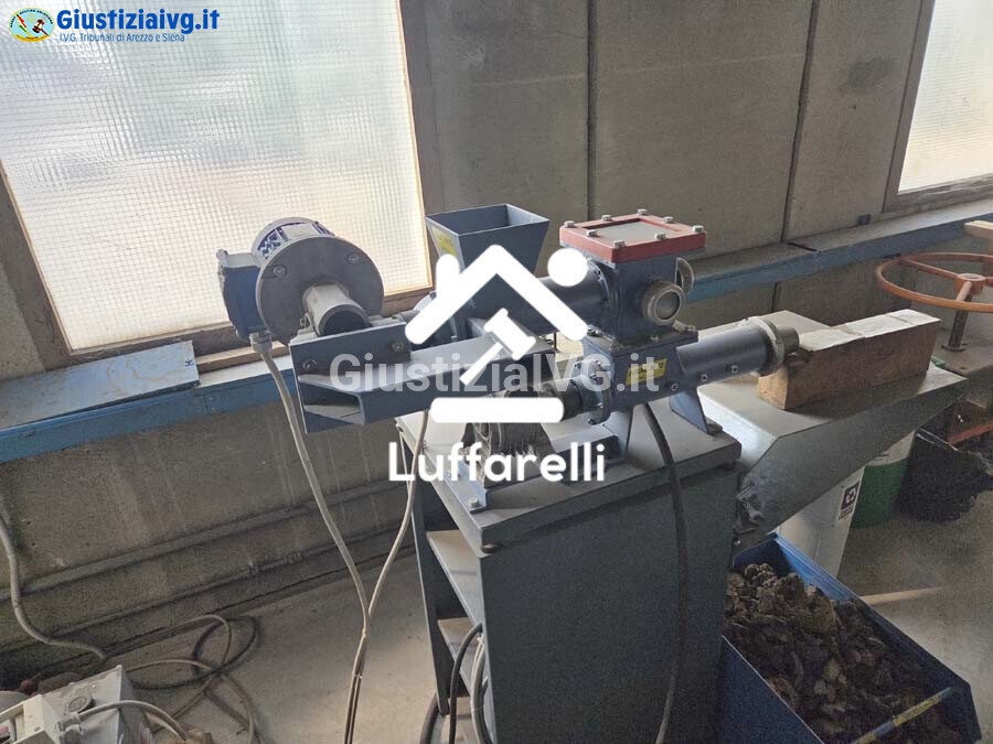 Attrezzature Varie – Il lotto comprende un soppalco da magazzino e diversi macchinari… — foto 5