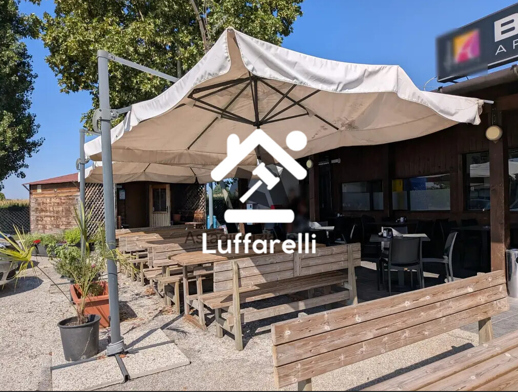 Mobili Da Casa E Varie – Il lotto comprende 3 ombrelloni di dimensioni 4x3 metri, di cui… — foto 3