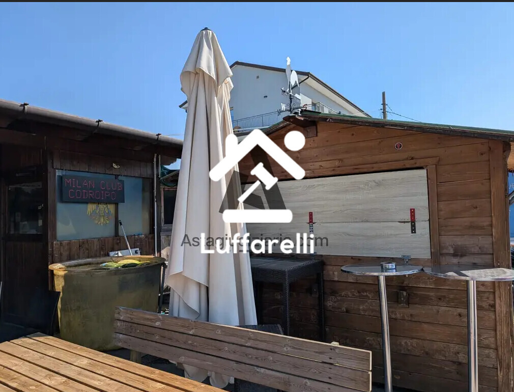 Mobili Da Casa E Varie – Il lotto comprende 3 ombrelloni di dimensioni 4x3 metri, di cui… — foto 2