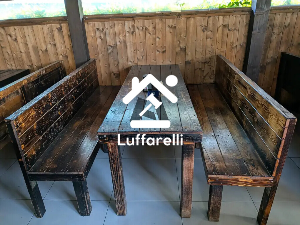 Mobili Da Casa E Varie – Il lotto comprende 3 tavoli in legno abete, misure 200x67 cm, e… — foto 2