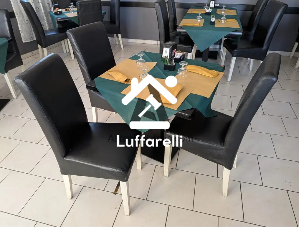 Mobili Da Casa E Varie – Il lotto comprende 10 tavoli con misura 80x80 cm e 25 sedie in… — foto 2