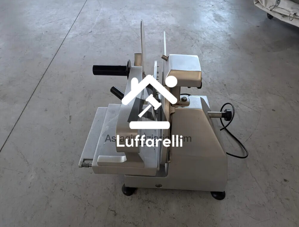 Elettrodomestici – Il lotto comprende un'affettatrice in acciaio inox di marca… — foto 4