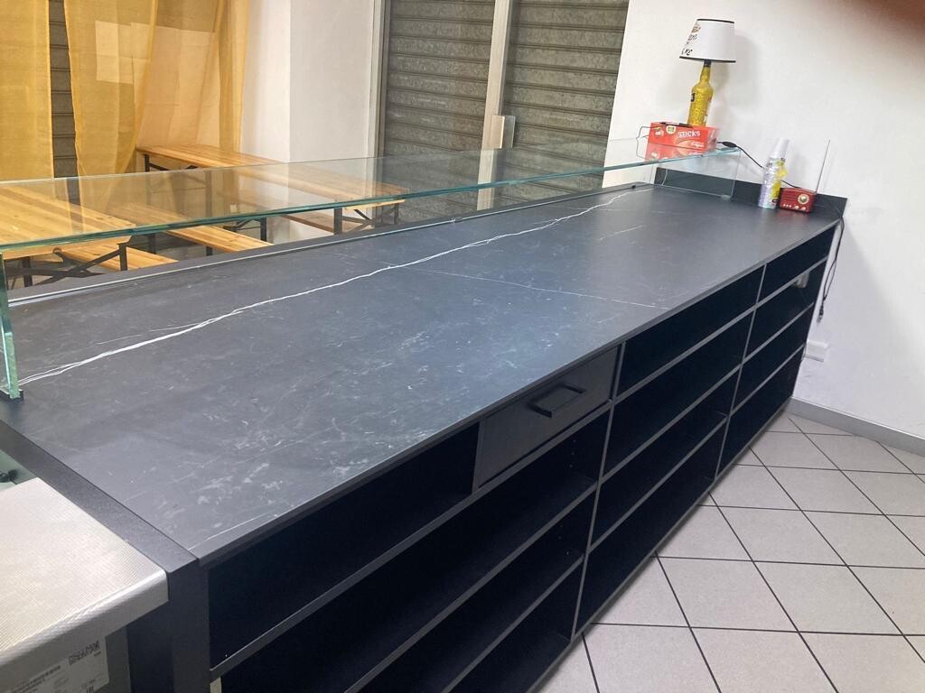 Bene Generico – Il lotto è costituito da un banco reception con base in legno… — foto 5
