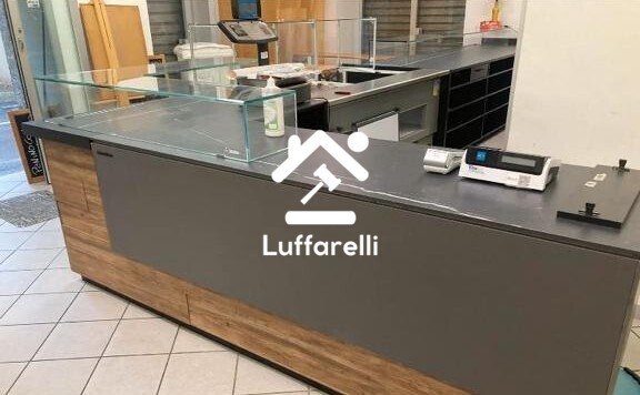 Bene Generico – Il lotto è costituito da un banco reception con base in legno… — foto 2