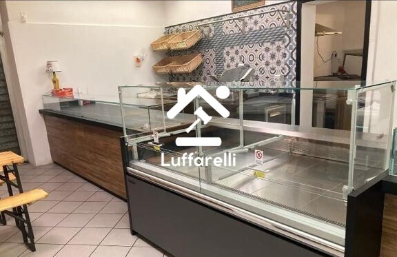 Bene Generico – Il lotto è costituito da un banco reception con base in legno… — foto 3