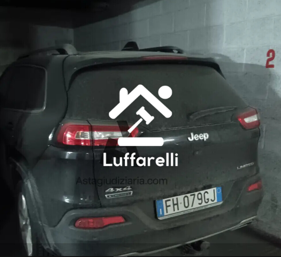 Automezzi Commerciali – Il lotto comprende due automezzi, un Jeep Limited 4x4… — foto 3