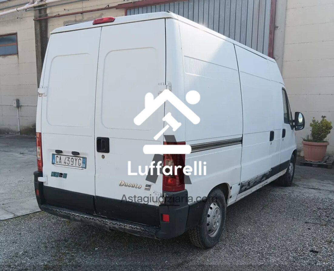 Automezzi Commerciali – Il lotto comprende due automezzi, un Jeep Limited 4x4… — foto 2
