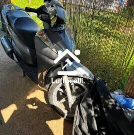 Motoveicolo O Ciclomotore – Il lotto comprende un motociclo Honda modello SH di colore… — foto 2