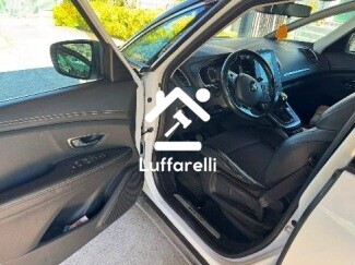 Automezzi Commerciali – Il lotto comprende un'autovettura Renault modello Scenic, colore… — foto 3