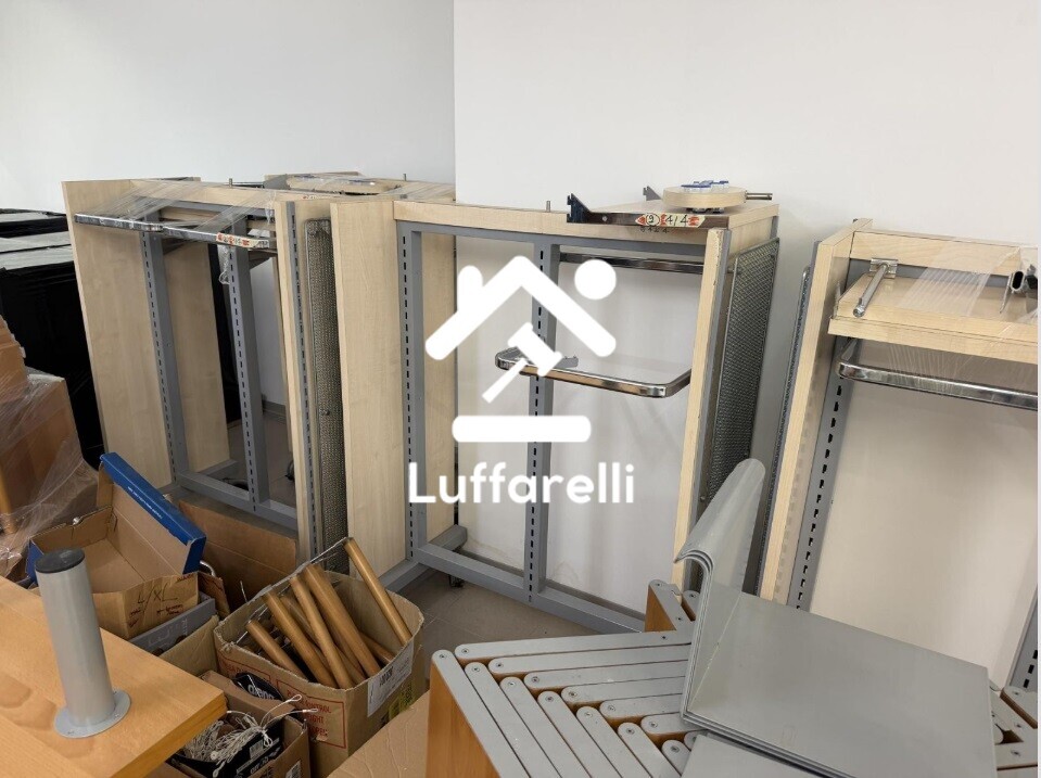 Mobili E Arredo Per Ufficio – Il lotto comprende arredi e attrezzature da negozio, tra cui un… — foto 6