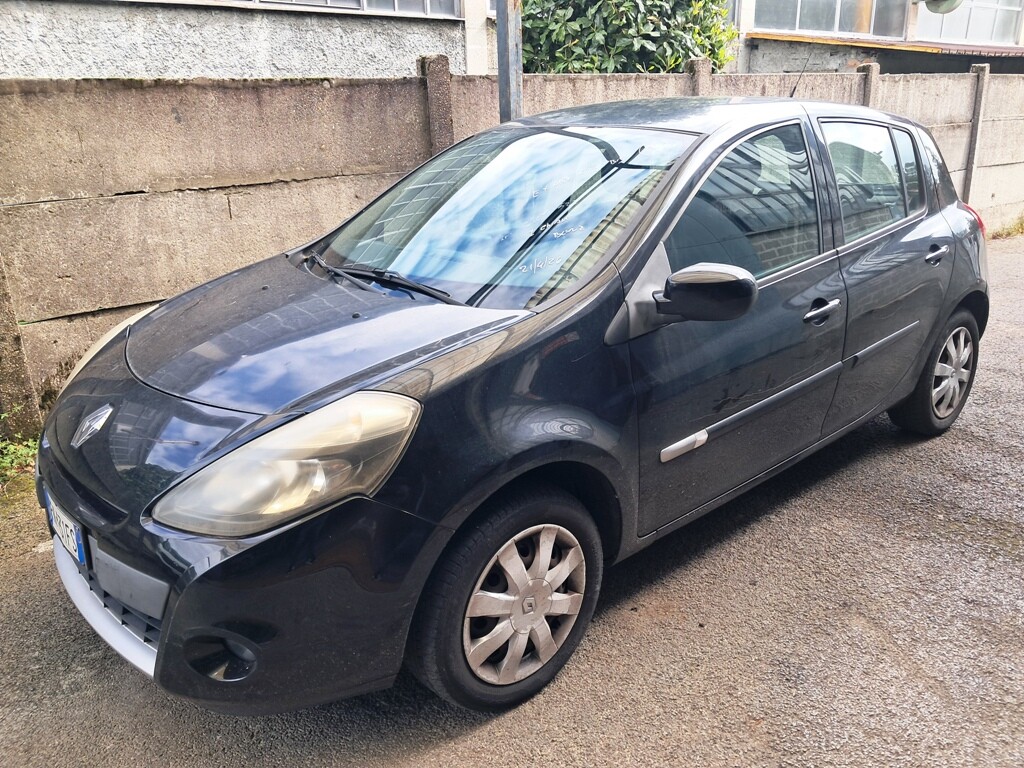 Autovetture – Il lotto comprende un'autovettura Renault Clio immatricolata il… — foto 2