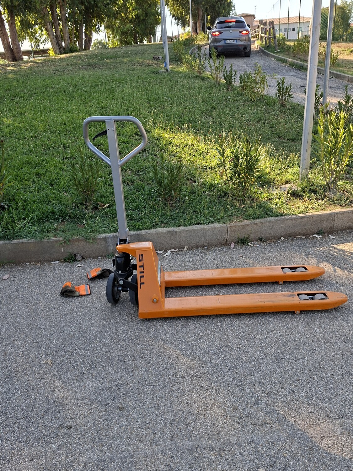 Attrezzature Varie – Il lotto comprende una lavapavimenti di marca Stapler e un… — foto 2