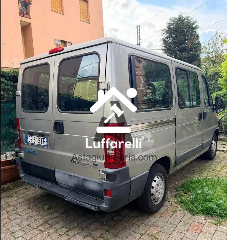 Automezzi Commerciali – Il lotto comprende un autoveicolo per trasporto persone ad uso… — foto 2