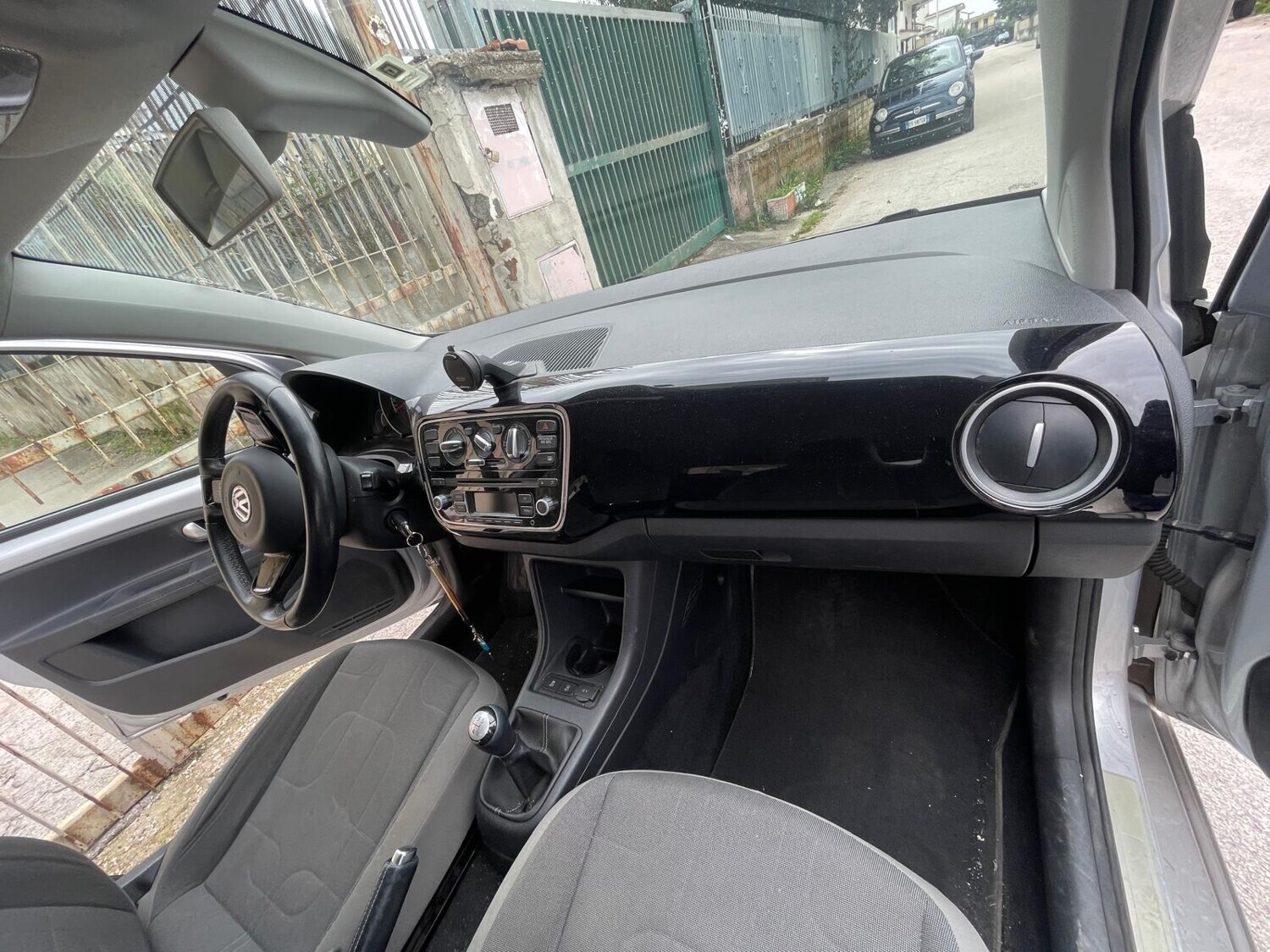 Autovetture – Lotto costituito da un'autovettura Volkswagen Up, con… — foto 4