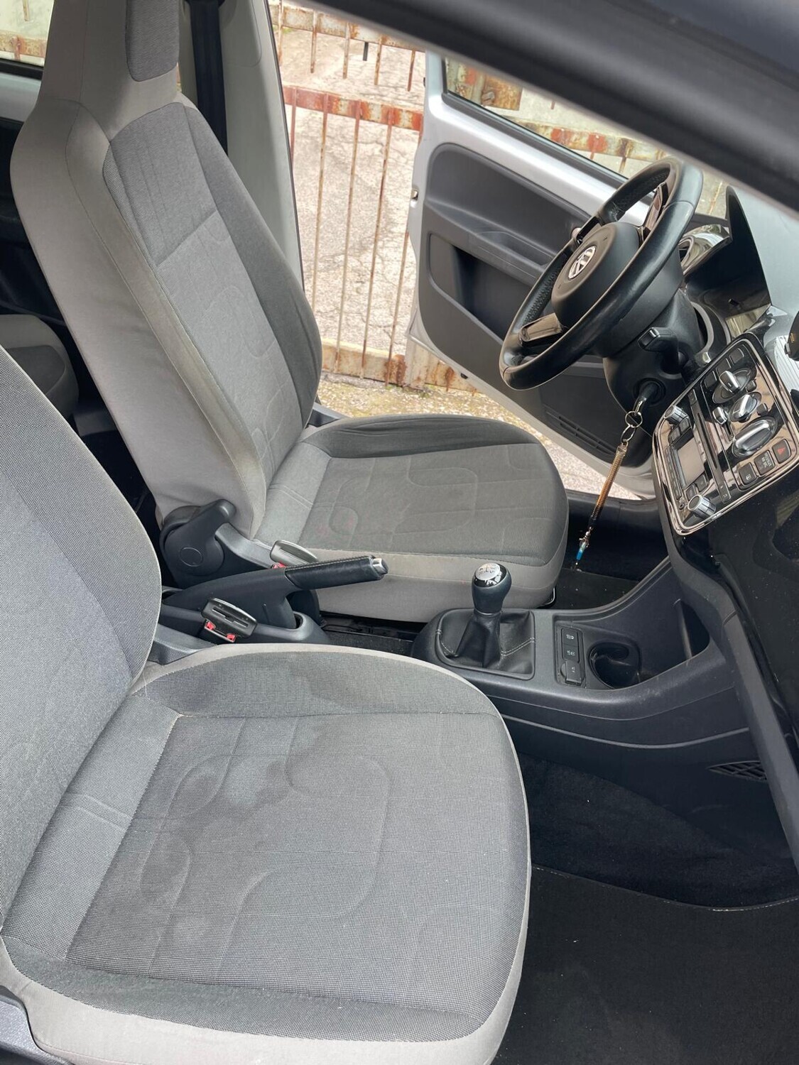 Autovetture – Lotto costituito da un'autovettura Volkswagen Up, con… — foto 2