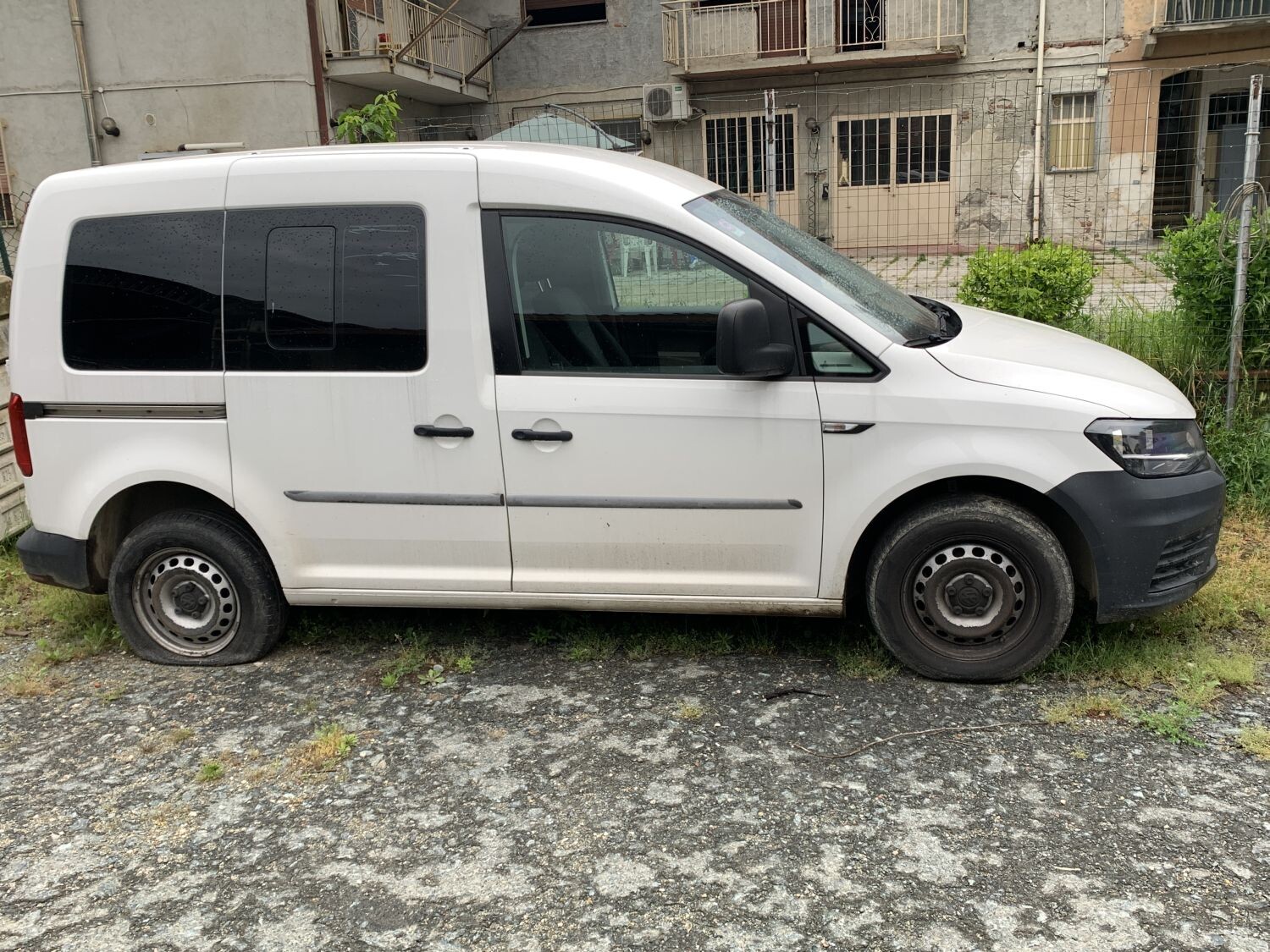 Automezzi Commerciali – Il lotto comprende un furgone Volkswagen Caddy immatricolato nel… — foto 3