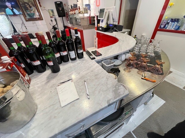 Bancone bar con retrobanco, 313 tavoli e 45 sedie in legno — foto 5