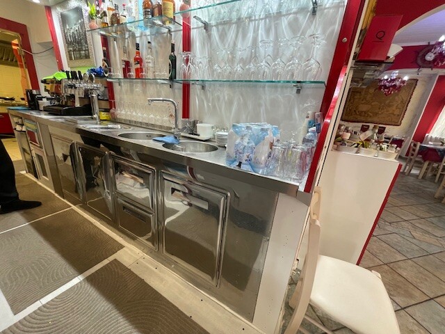 Bancone bar con retrobanco, 313 tavoli e 45 sedie in legno — foto 3