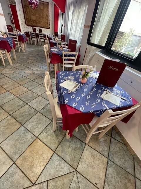 Bancone bar con retrobanco, 313 tavoli e 45 sedie in legno — foto 2