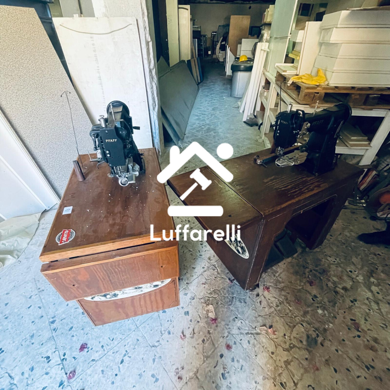 Mobili Da Casa E Varie – Il lotto comprende arredi da negozio in legno, tra cui uno stand… — foto 7