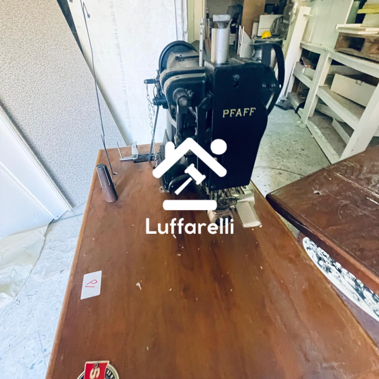 Mobili Da Casa E Varie – Il lotto comprende arredi da negozio in legno, tra cui uno stand… — foto 6