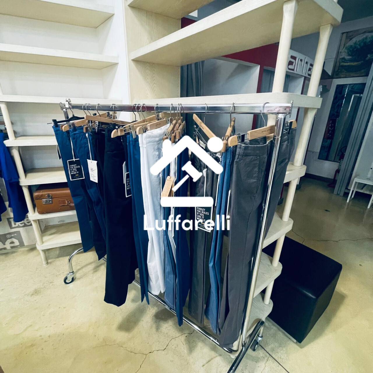 Mobili Da Casa E Varie – Il lotto comprende arredi da negozio in legno, tra cui uno stand… — foto 3