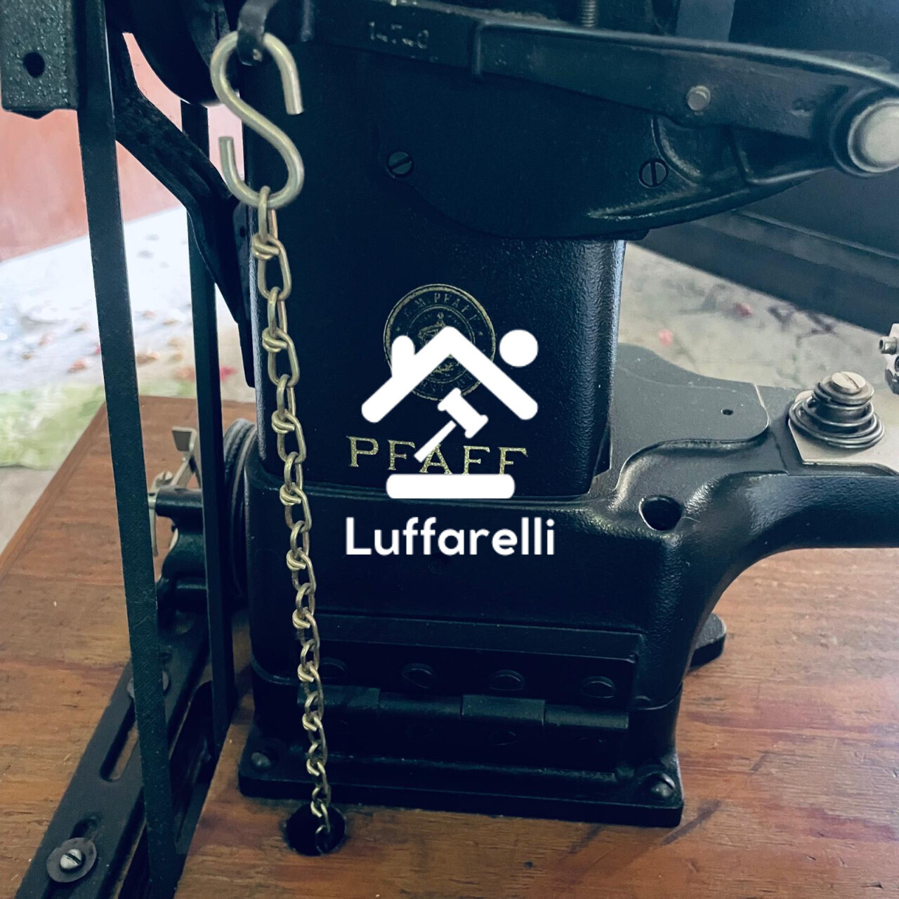 Mobili Da Casa E Varie – Il lotto comprende arredi da negozio in legno, tra cui uno stand… — foto 8