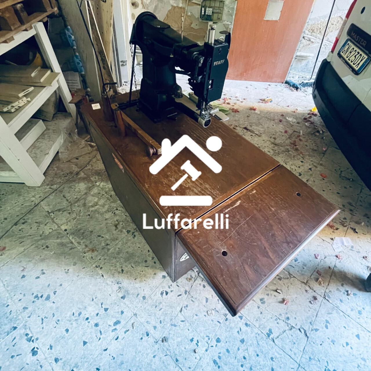 Mobili Da Casa E Varie – Il lotto comprende arredi da negozio in legno, tra cui uno stand… — foto 9