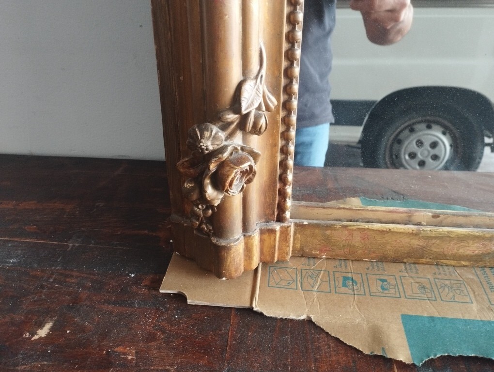 Mobili Da Casa E Varie – Il lotto comprende due specchiere con cornice lavorata a mecca… — foto 7