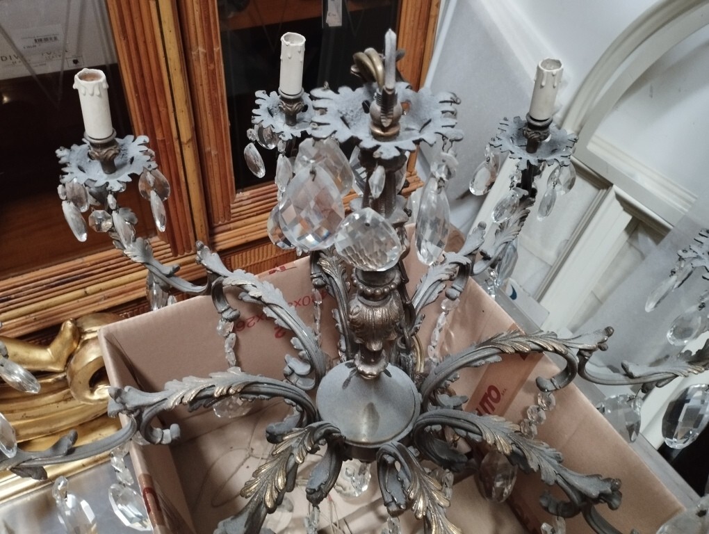 Oggetti D'Arte O Antiquariato – Il lotto comprende un lampadario con gocce di vetro/cristallo a… — foto 3
