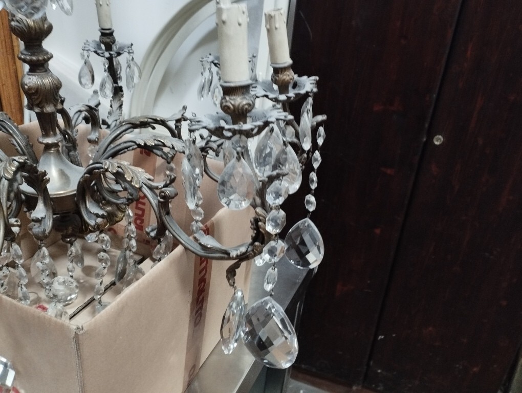 Oggetti D'Arte O Antiquariato – Il lotto comprende un lampadario con gocce di vetro/cristallo a… — foto 2