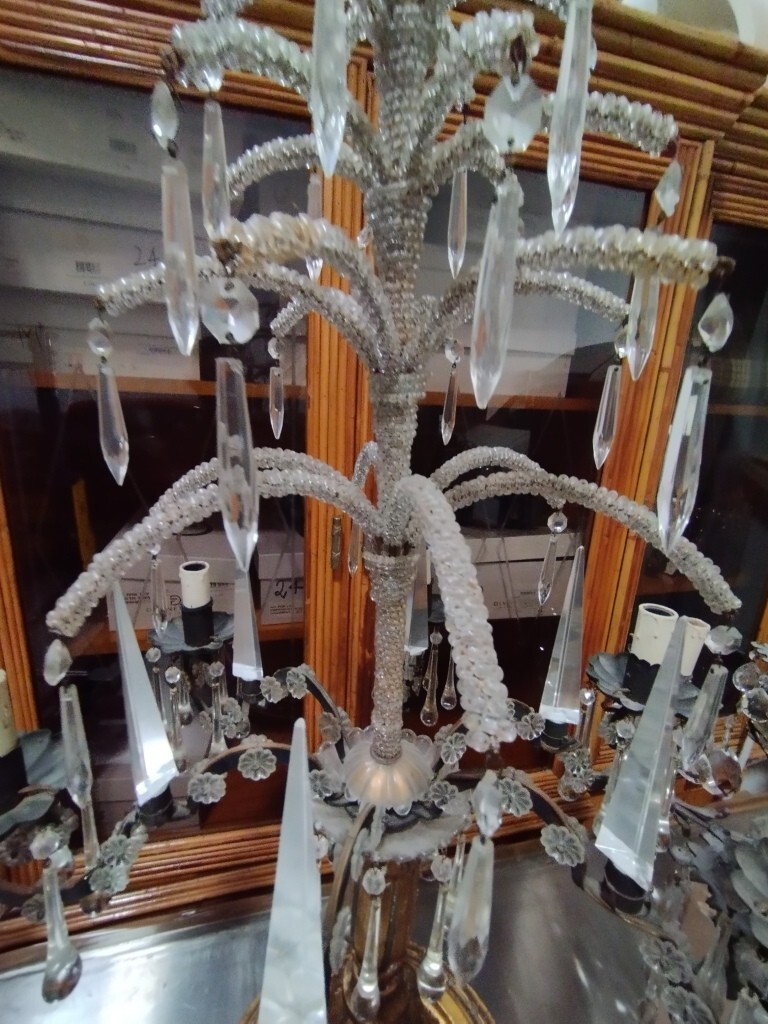 Oggetti D'Arte O Antiquariato – Il lotto comprende un lampadario con gocce di vetro/cristallo a… — foto 9