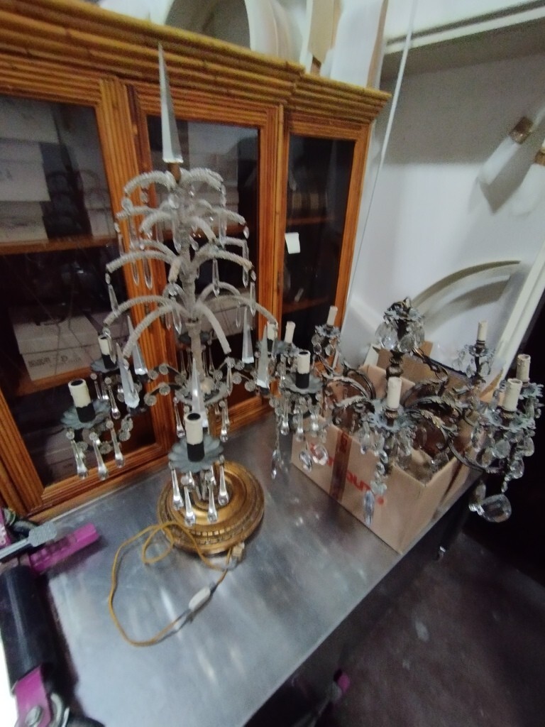 Oggetti D'Arte O Antiquariato – Il lotto comprende un lampadario con gocce di vetro/cristallo a… — foto 8