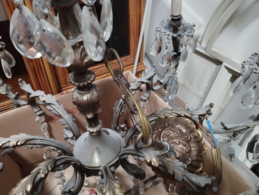 Oggetti D'Arte O Antiquariato – Il lotto comprende un lampadario con gocce di vetro/cristallo a… — foto 4