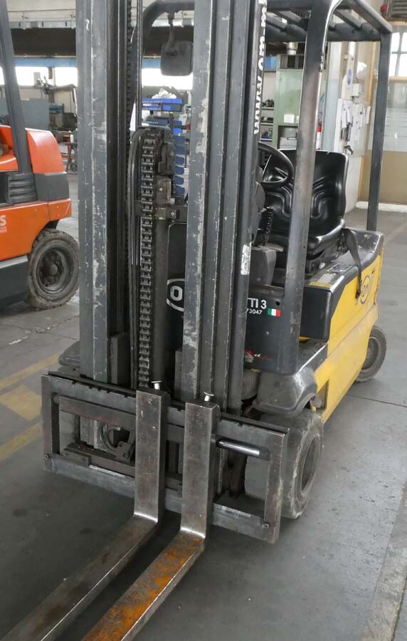Apparecchi Di Sollevamento – Il lotto comprende un carrello elevatore elettrico a forche… — foto 2
