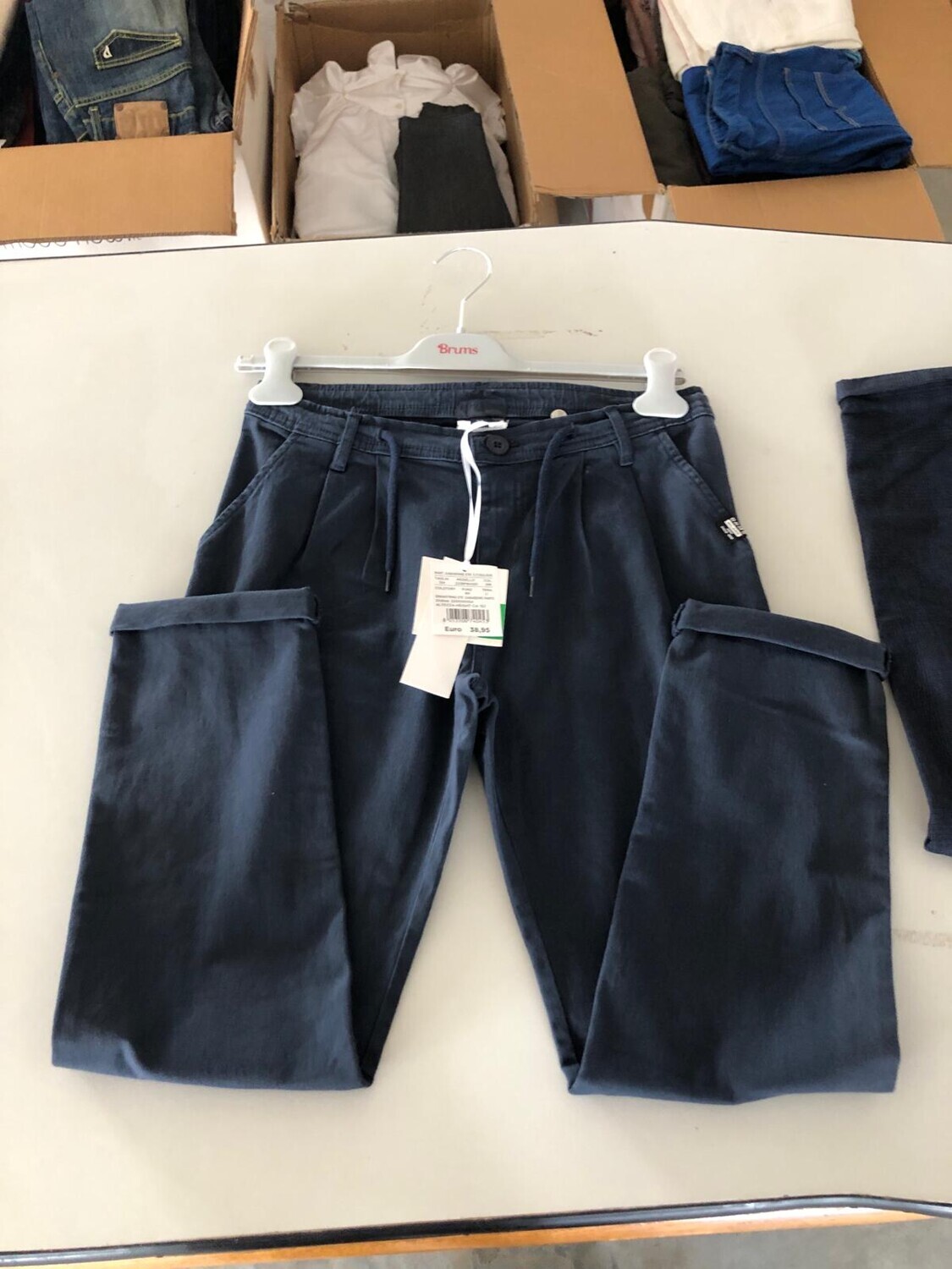 Abbigliamento E Calzature – Il lotto comprende uno stock di abbigliamento per bambino/a… — foto 5
