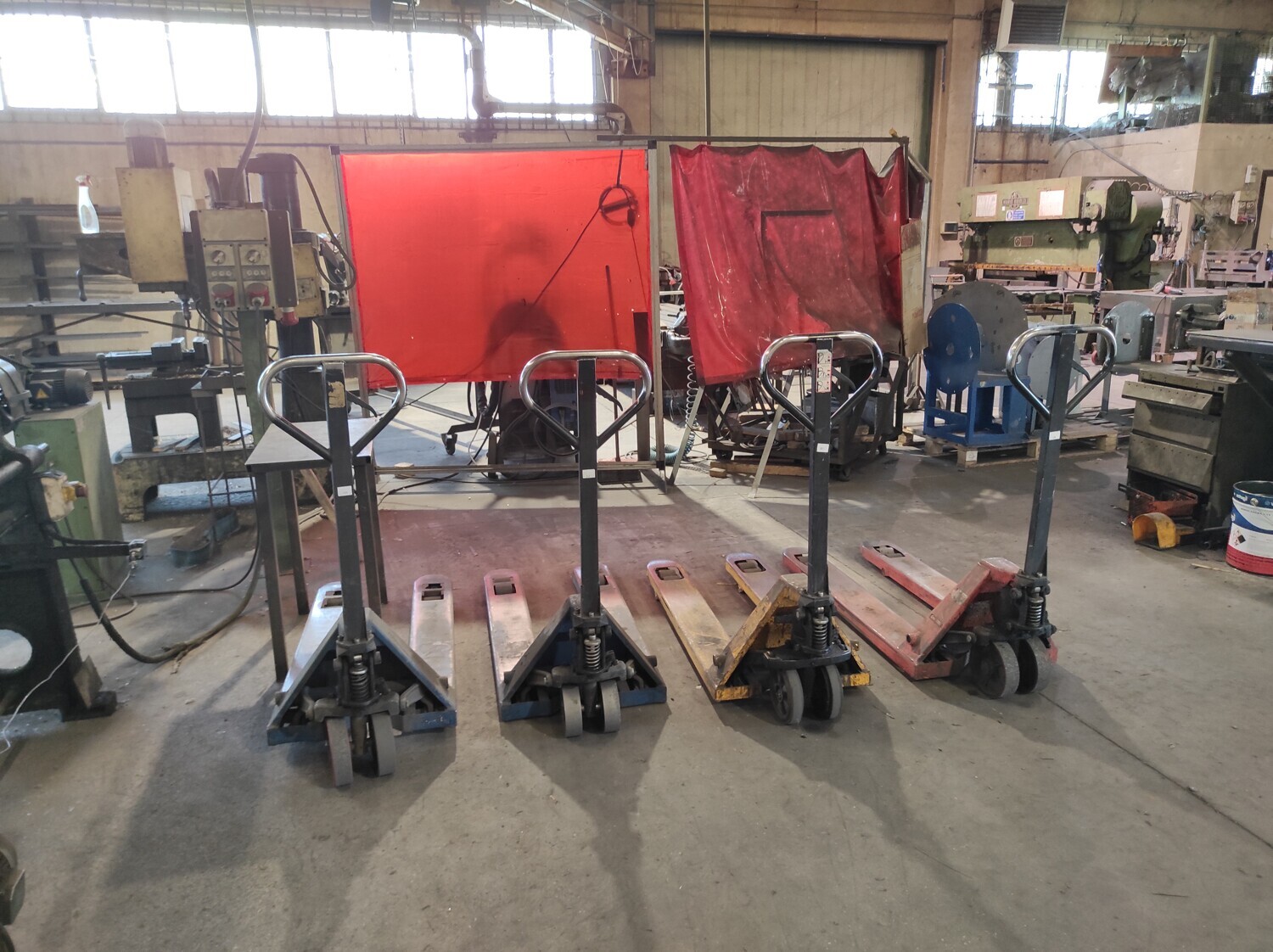 Attrezzature e rimanenze di magazzino per produzione di ventilatori — foto 3
