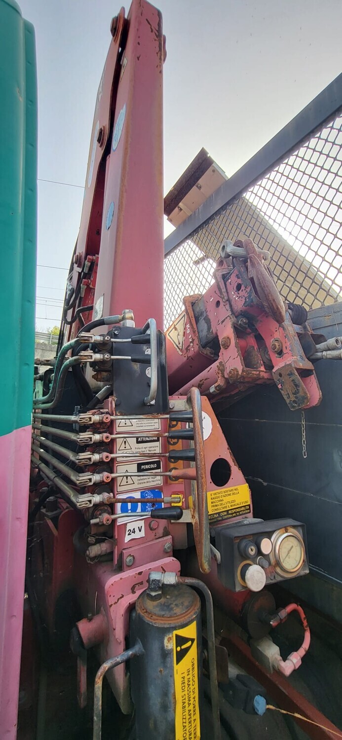 Autocarro Iveco 65C15 con cassone ribaltabile e gru — foto 5