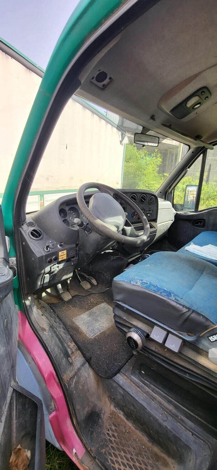 Autocarro Iveco 65C15 con cassone ribaltabile e gru — foto 3