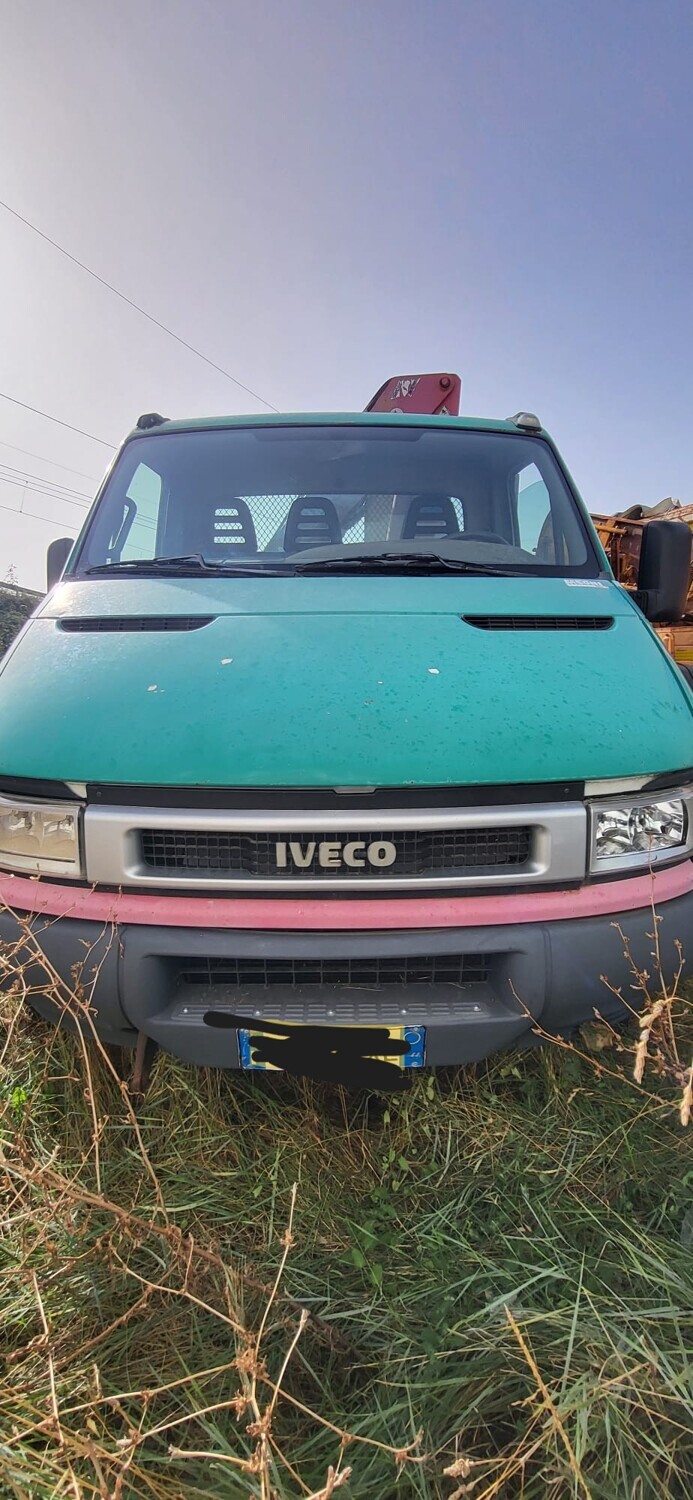 Autocarro Iveco 65C15 con cassone ribaltabile e gru — foto 2