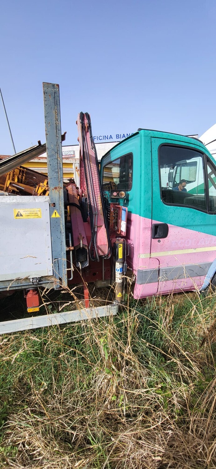 Autocarro Iveco 65C15 con cassone ribaltabile e gru — foto 7