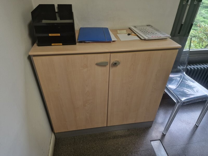 Beni mobili e arredi di un ufficio — foto 3