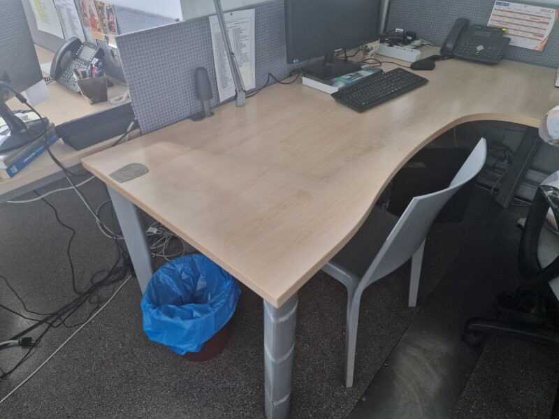 Beni mobili e arredi di un ufficio — foto 2