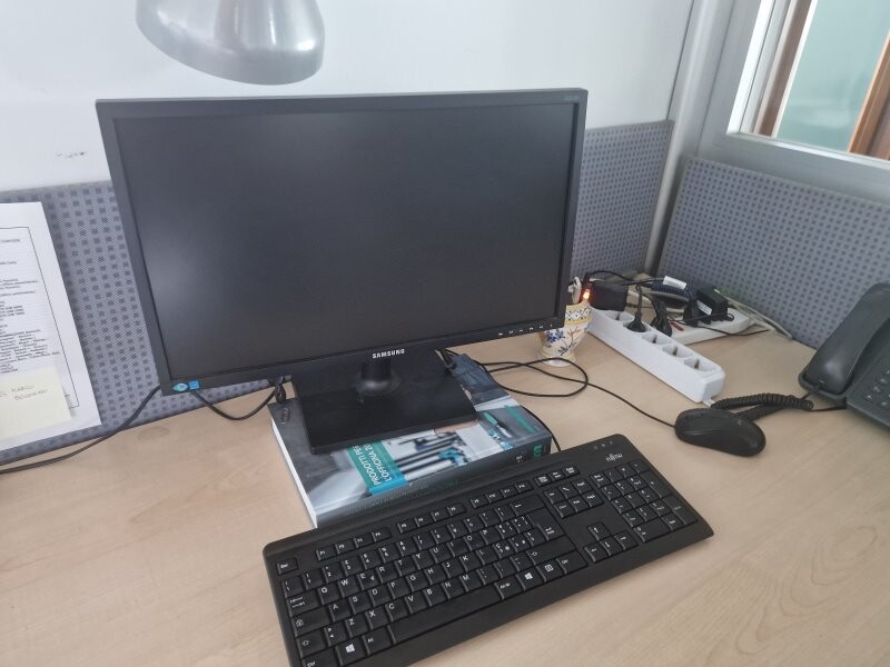 Beni mobili e arredi di un ufficio — foto 3