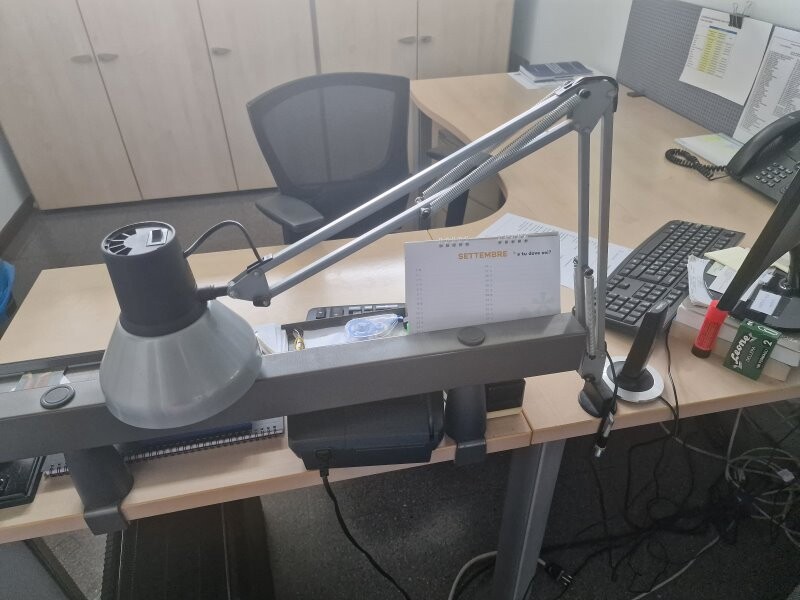 Beni mobili e arredi di un ufficio — foto 4