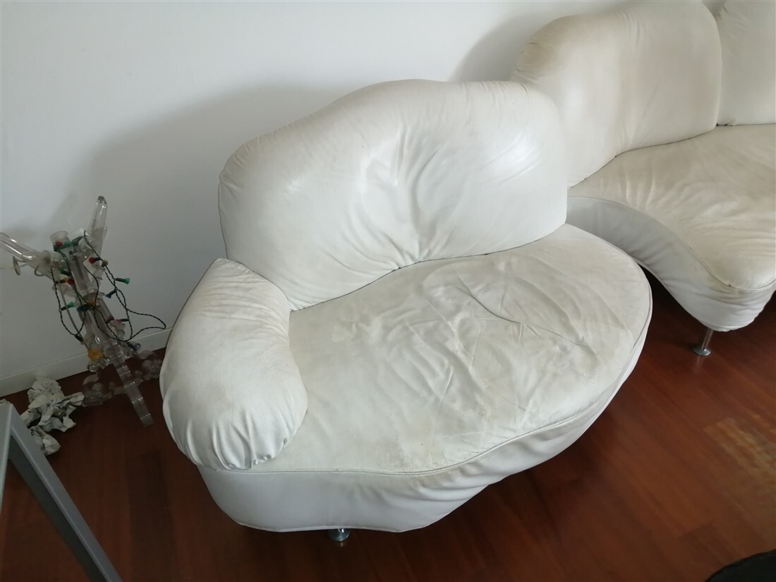 Divano angolare in pelle bianca e 2 poltrone in pelle — foto 3