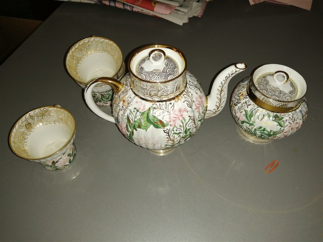 Mobili da casa con specchio, tavolo, sedie e servizio da tè — foto 3